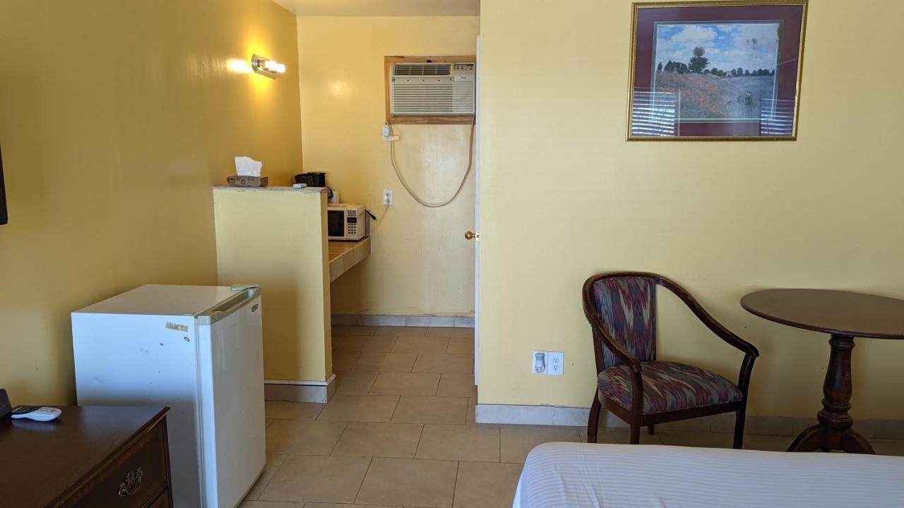 Canadian Inn Экстерьер фото
